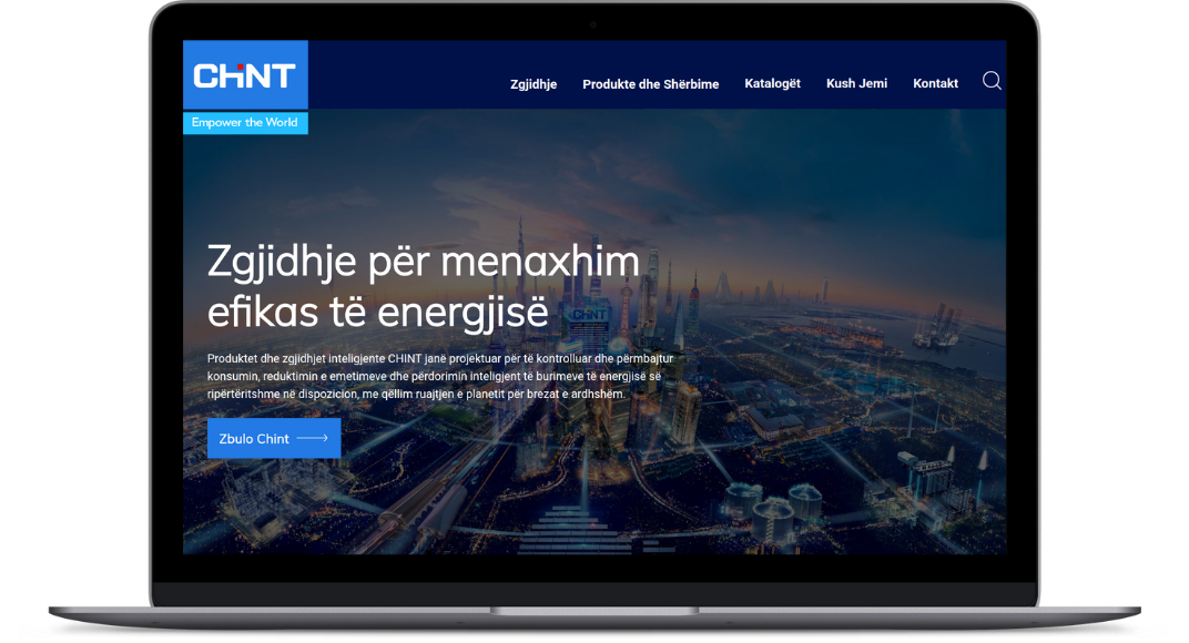 Laptop που εμφανίζει την αρχική σελίδα της CHINT Albania